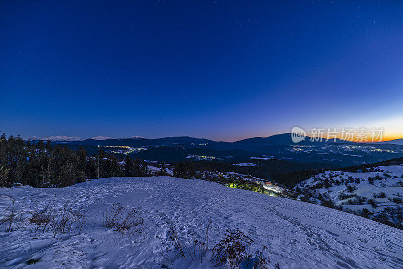 夜晚，从靠近Undola村的Pshovi Skali观看罗多比山脉